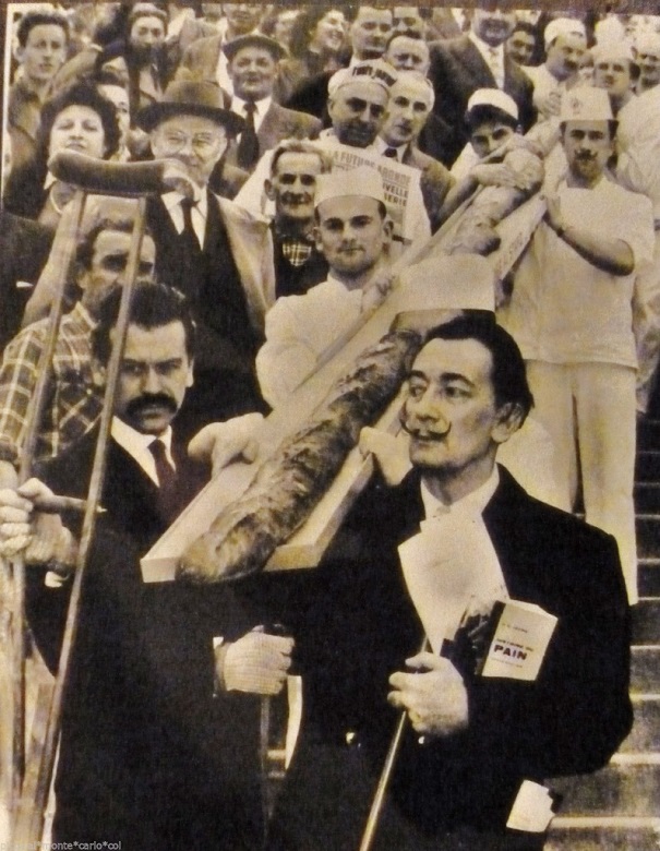 pandalì Salvador Dalí con una baguette lunga 12 metri Parigi 1958