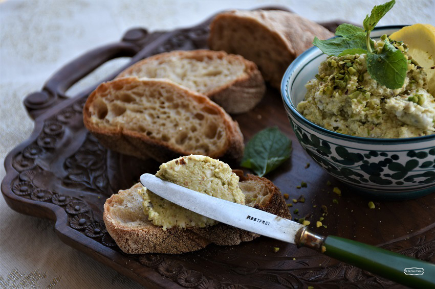 PANE DI SOLINA CON DIP DI PISTACCHI E FETA GRECA