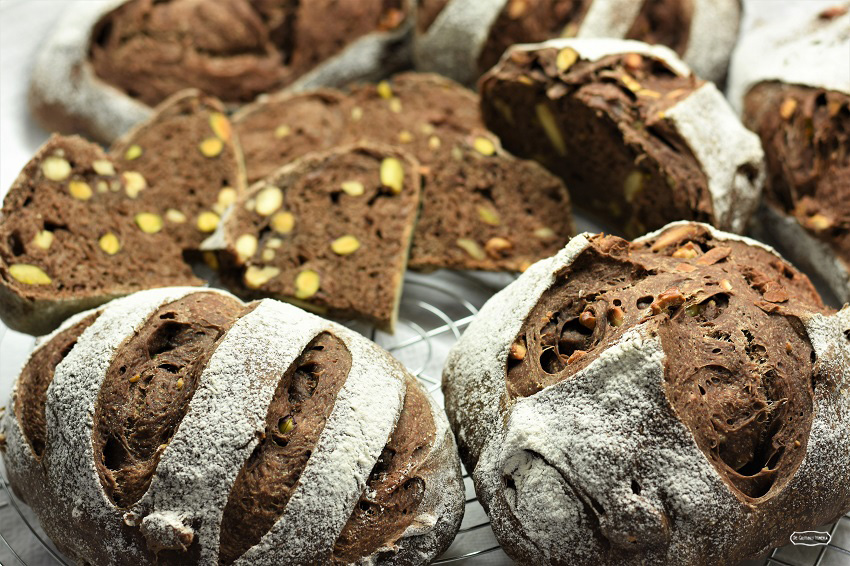 PANE CON CACAO E FRUTTA SECCA